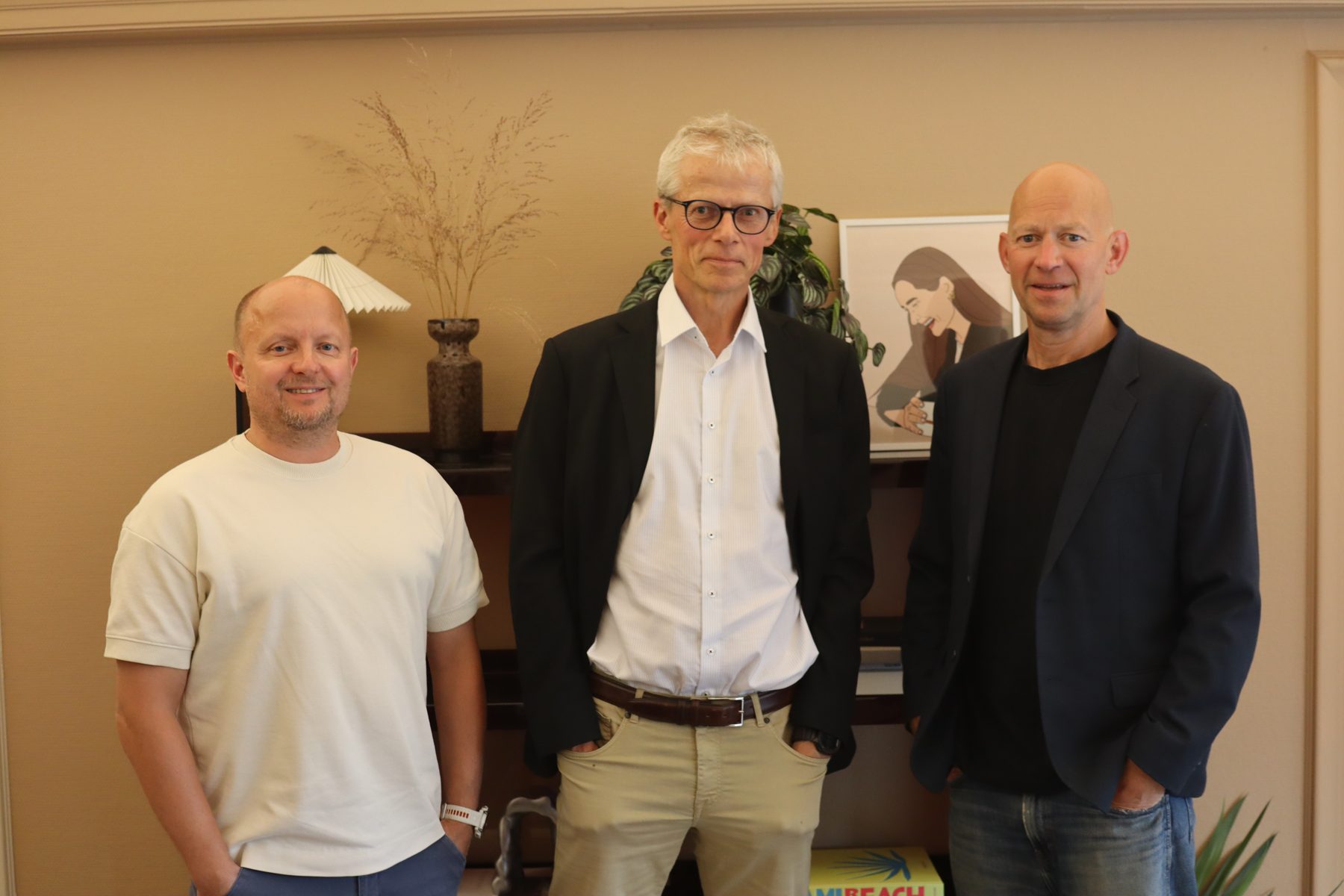 Hans Christian Holte sammen med programlederne